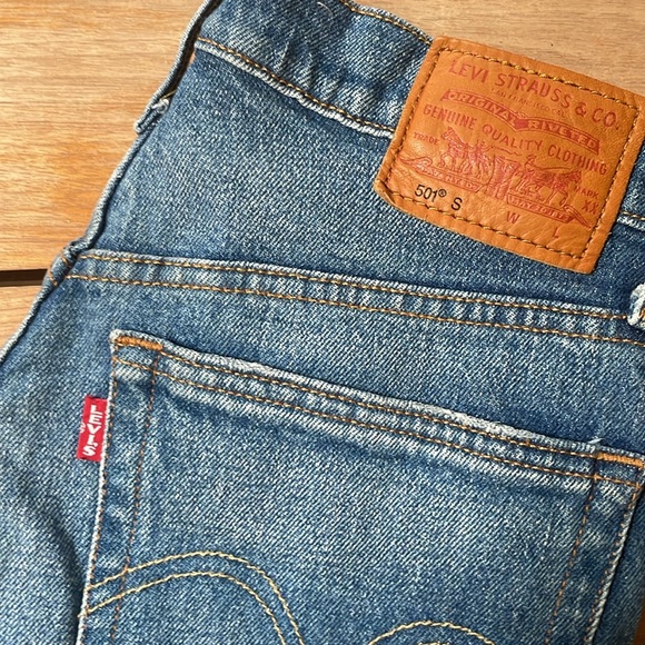 Levi’s 501s Medium Wash Jeans - Picture 5 of 11